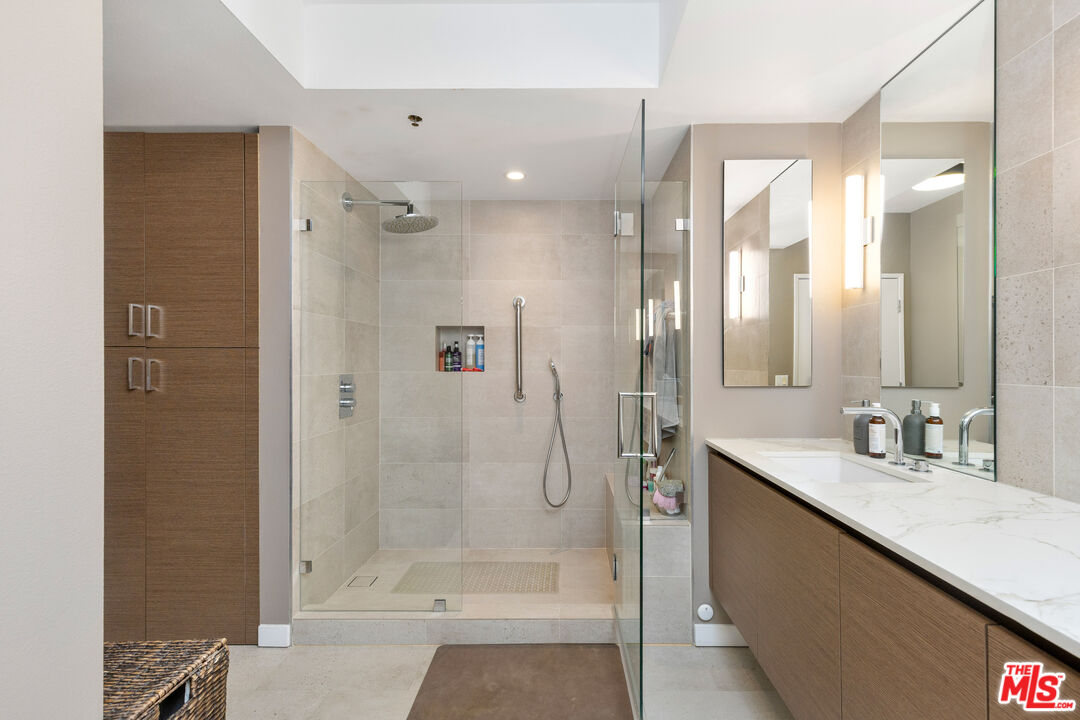 13600 Marina Pointe Dr Unit: 1906