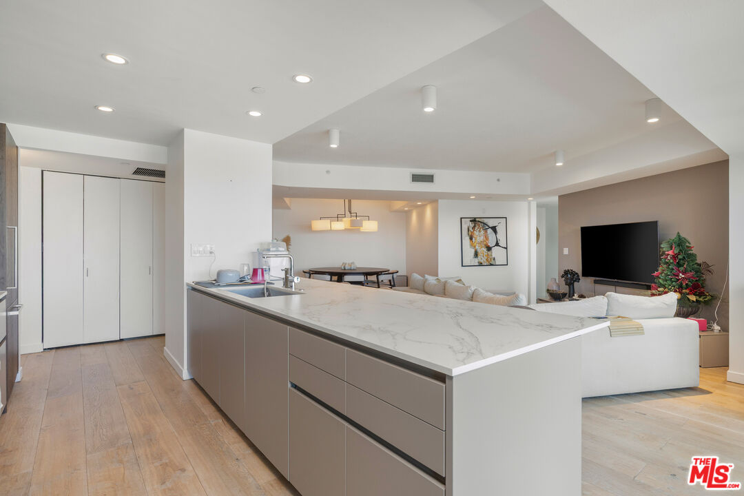 13600 Marina Pointe Dr Unit: 1906