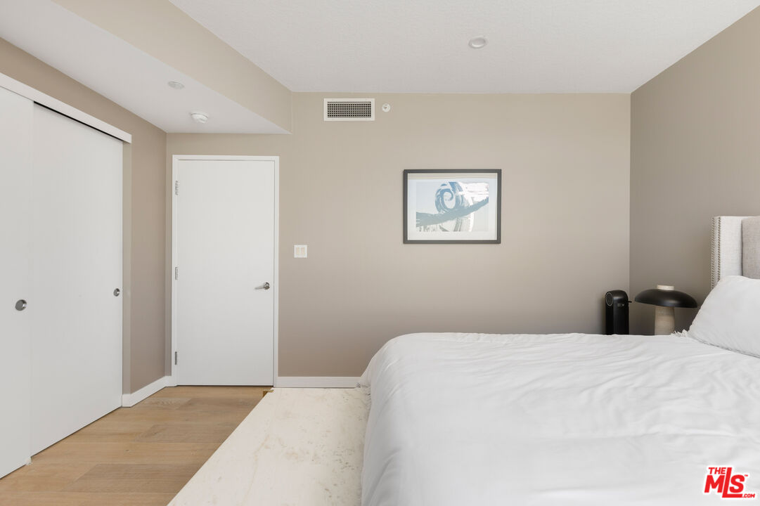 13600 Marina Pointe Dr Unit: 1906