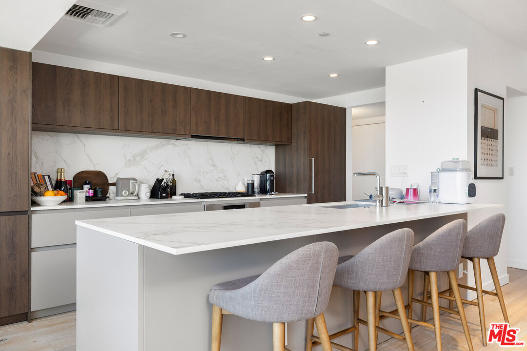 13600 Marina Pointe Dr Unit: 1906