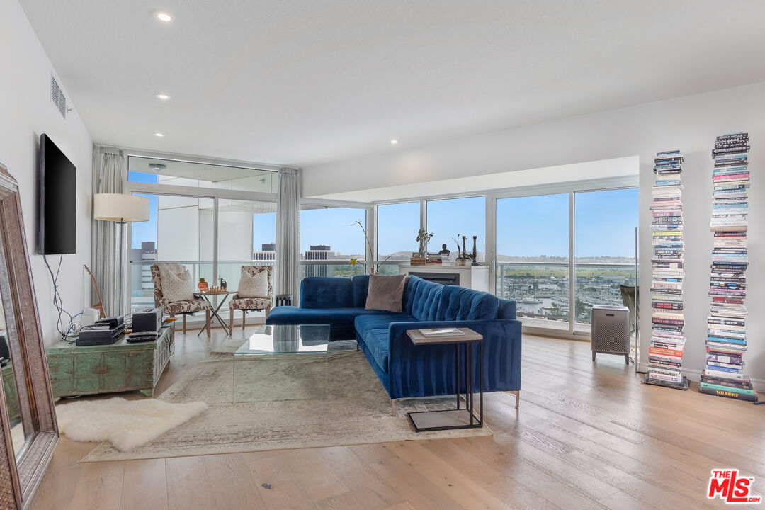 13600 Marina Pointe Dr Unit: 1609