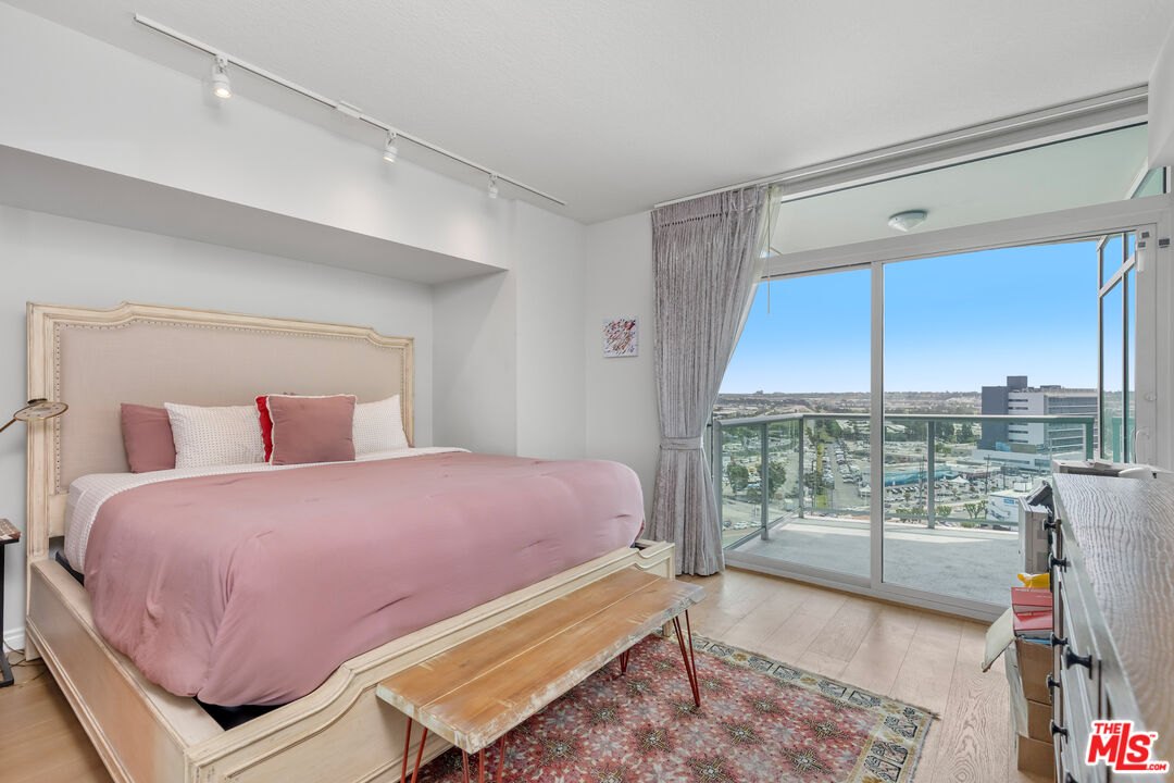 13600 Marina Pointe Dr Unit: 1609