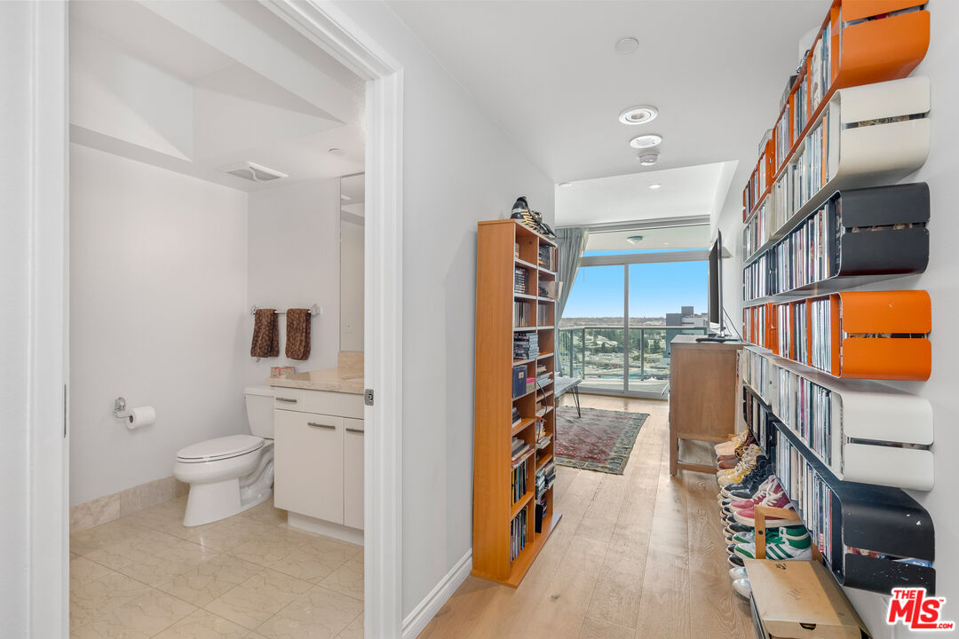 13600 Marina Pointe Dr Unit: 1609