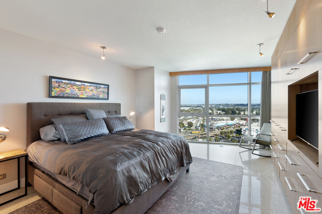 13600 Marina Pointe Dr Unit: 1609