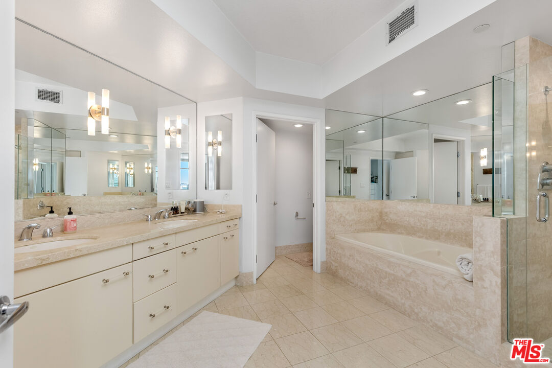 13600 Marina Pointe Dr Unit: 1609