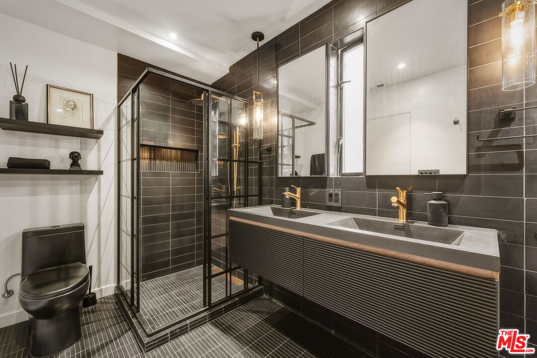 3601 Dixie Canyon Pl