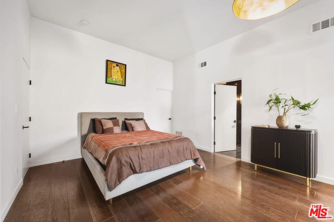 3601 Dixie Canyon Pl