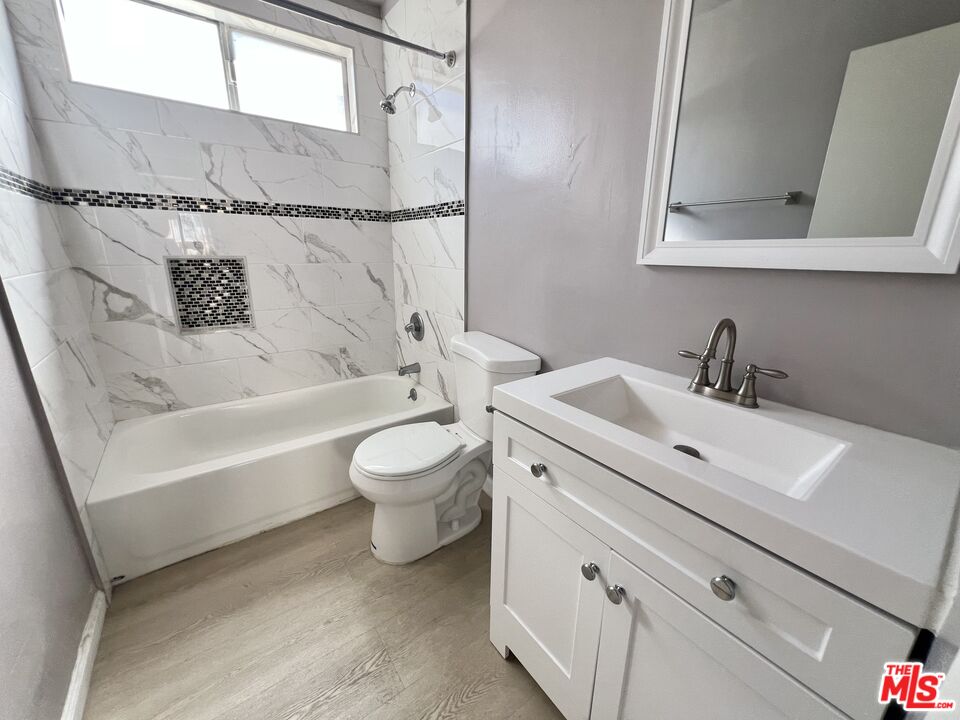 1426 S Orange Grove Ave Unit: 7