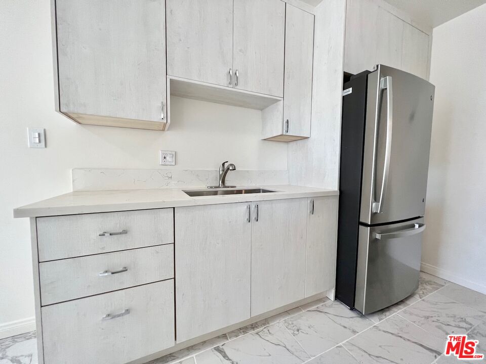 1426 S Orange Grove Ave Unit: 6