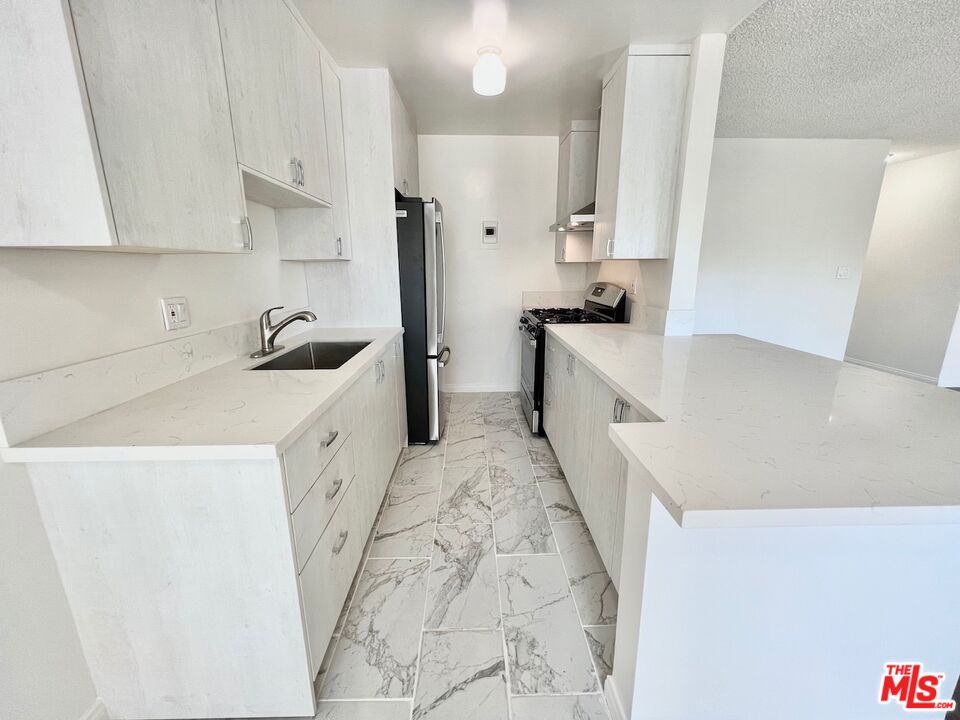 1426 S Orange Grove Ave Unit: 6