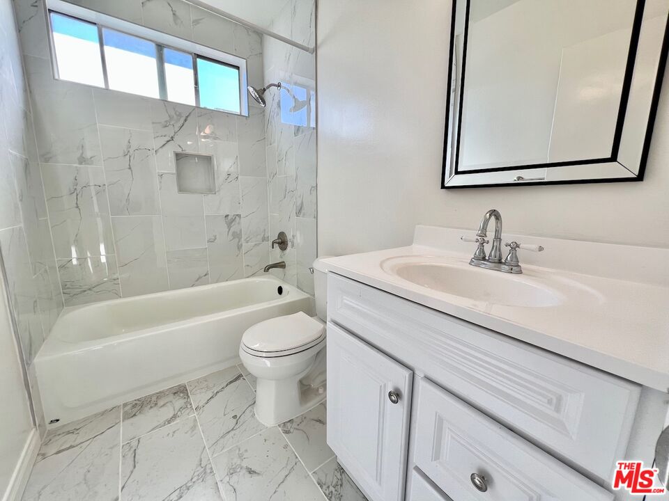 1426 S Orange Grove Ave Unit: 6