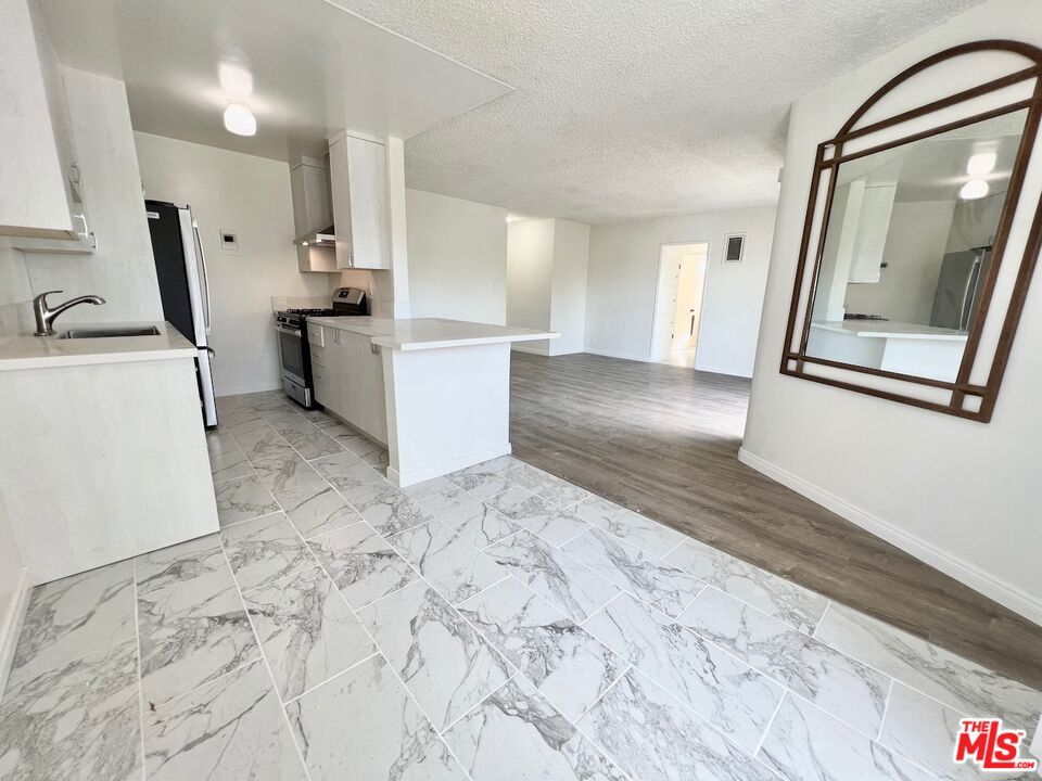 1426 S Orange Grove Ave Unit: 6