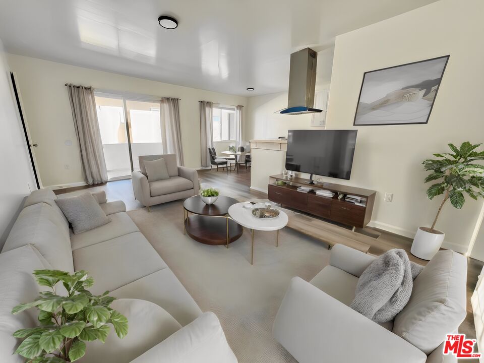 1426 S Orange Grove Ave Unit: 9