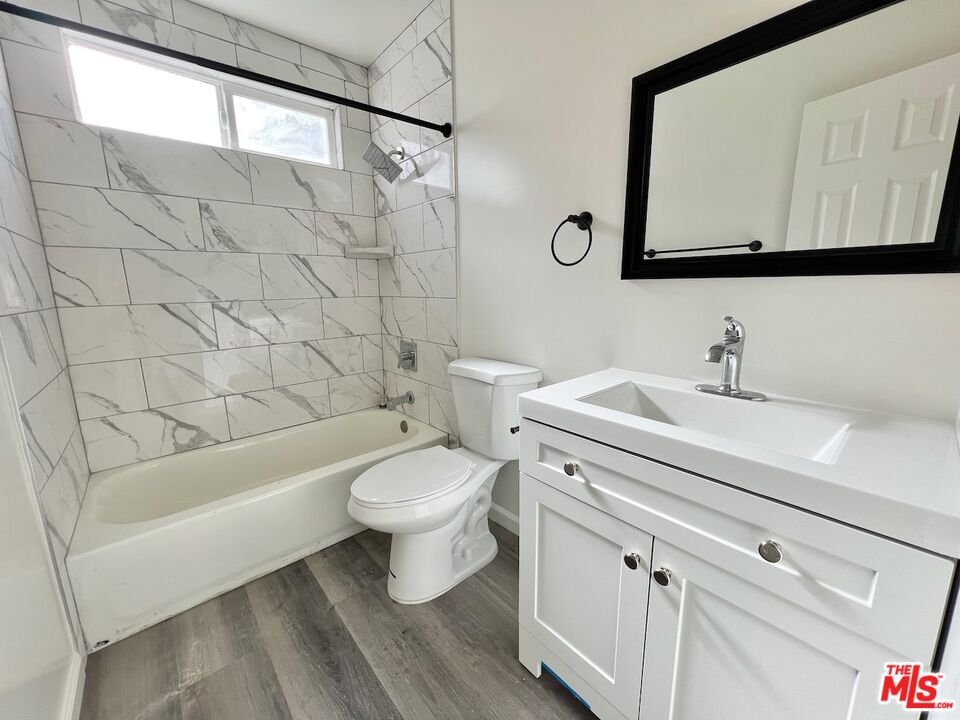 1426 S Orange Grove Ave Unit: 9