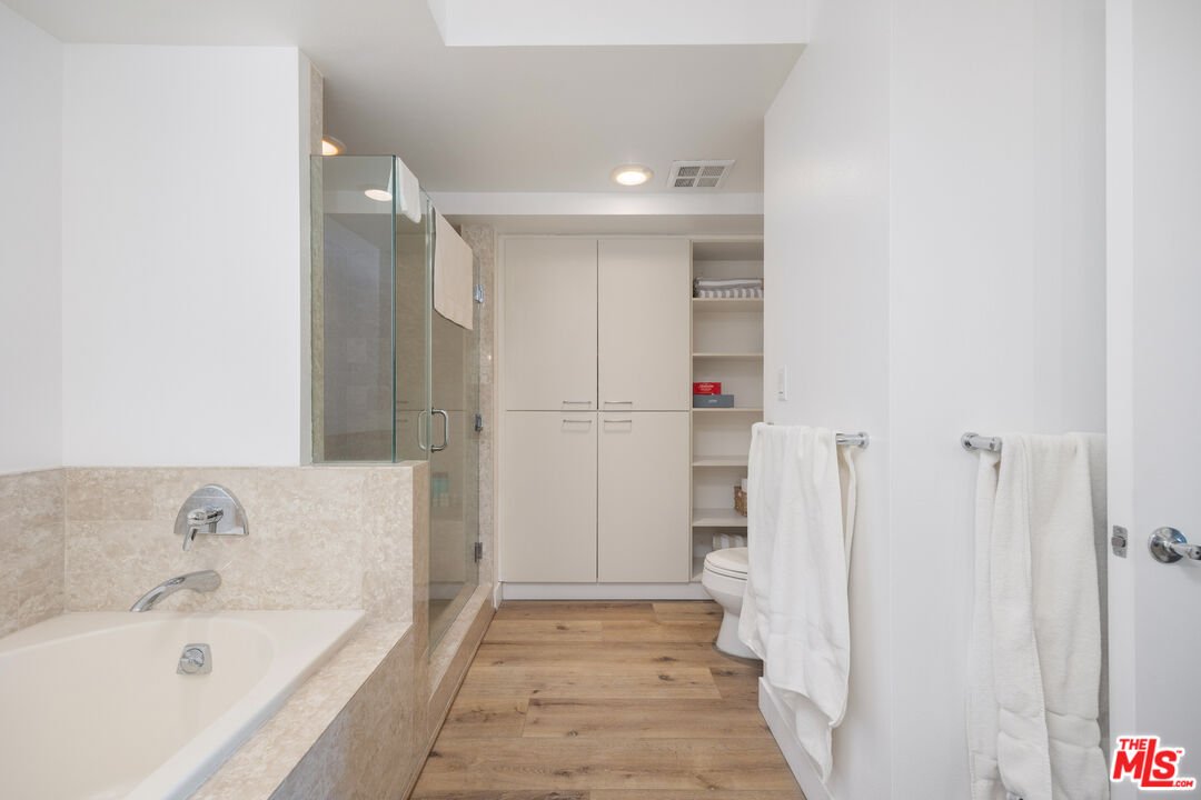 13600 Marina Pointe Dr Unit: 901