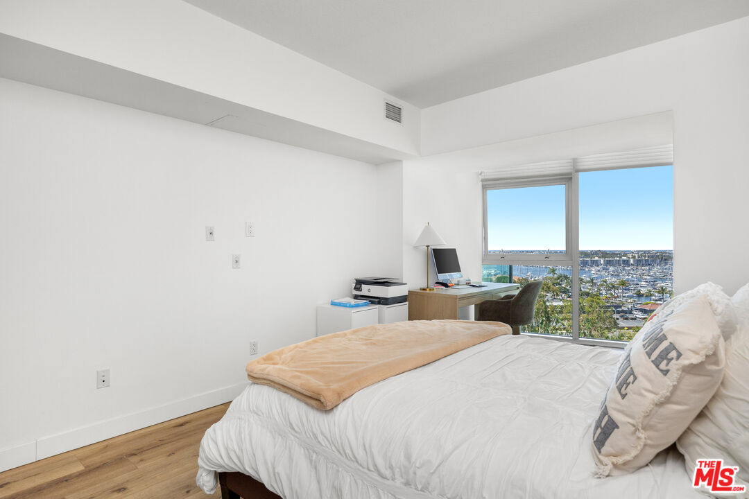 13600 Marina Pointe Dr Unit: 901