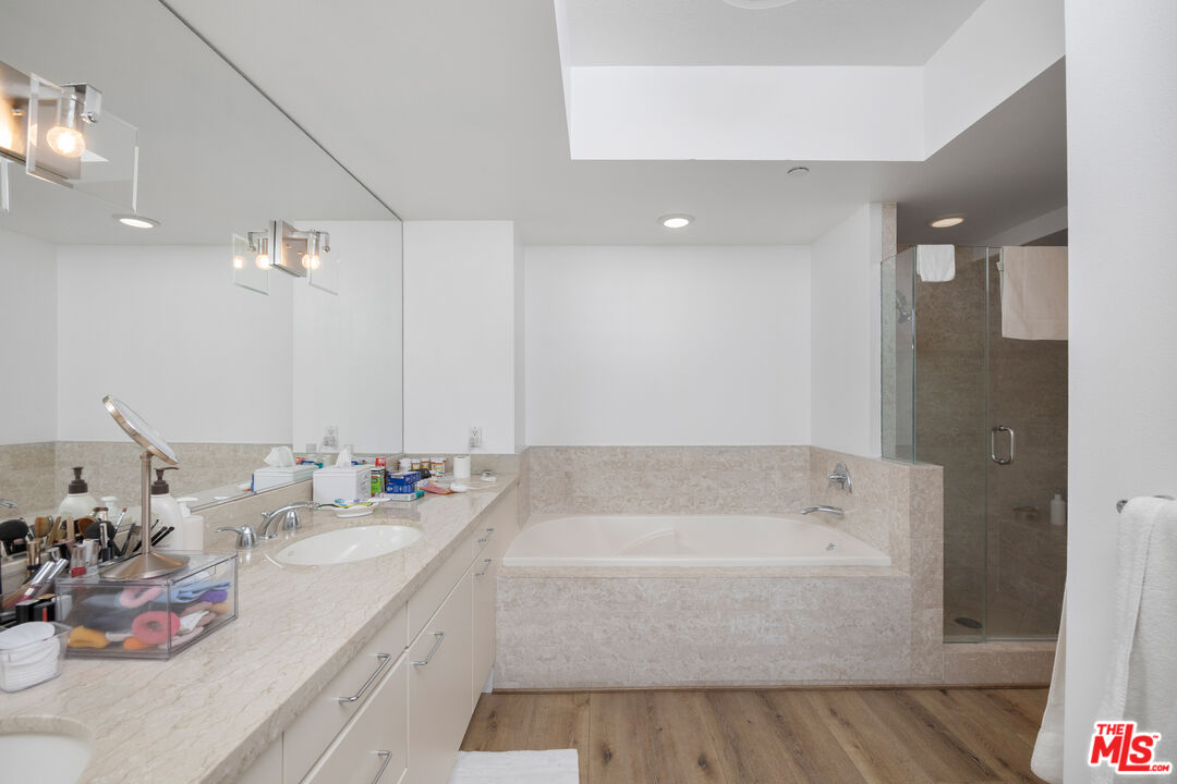 13600 Marina Pointe Dr Unit: 901