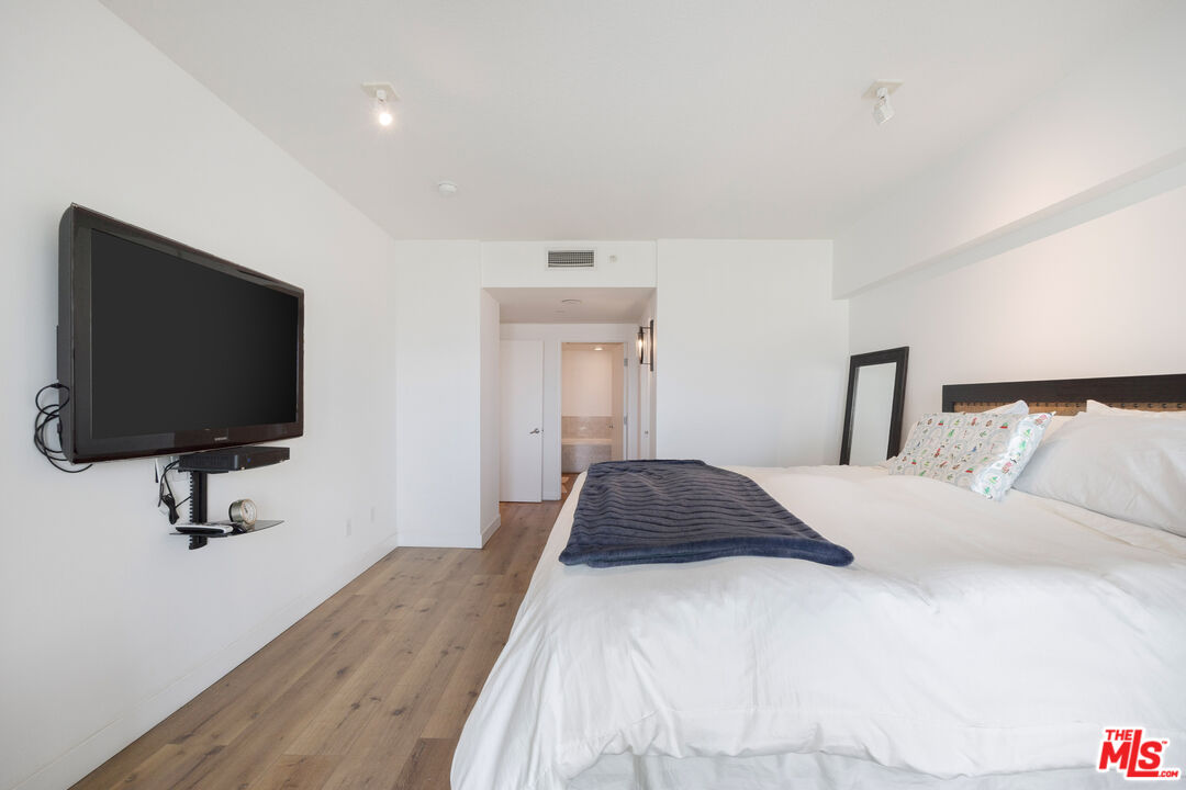 13600 Marina Pointe Dr Unit: 901