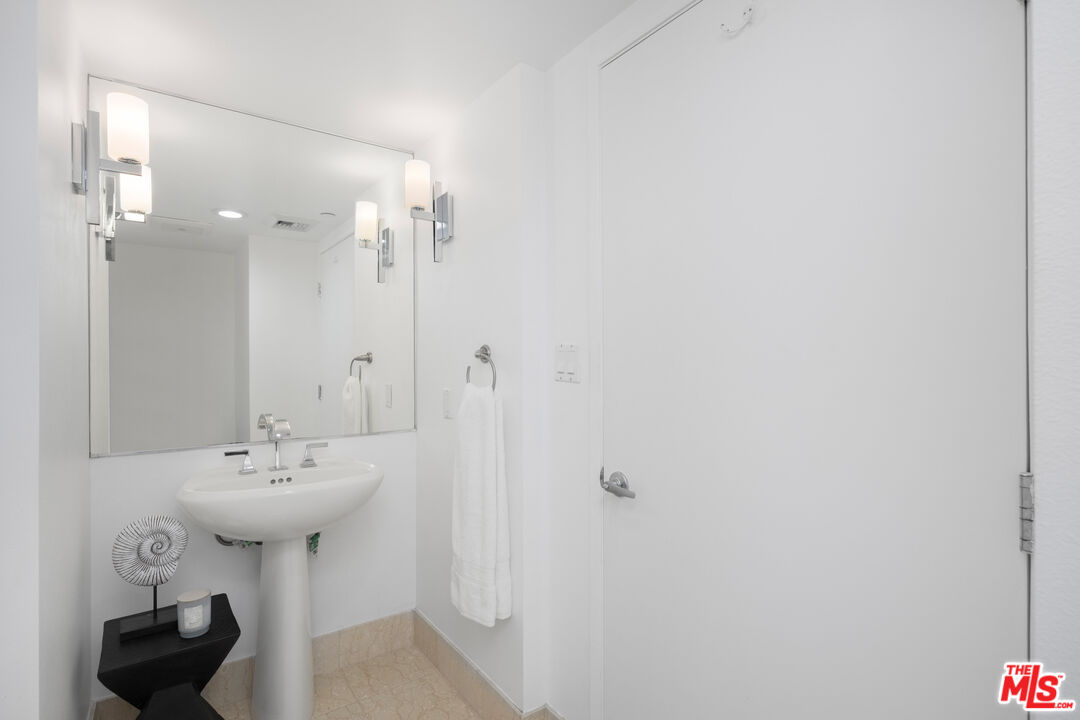 13600 Marina Pointe Dr Unit: 1507