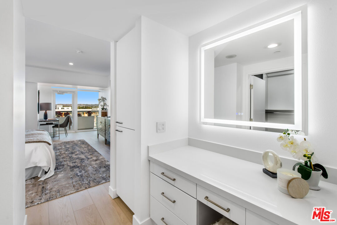 13600 Marina Pointe Dr Unit: 705