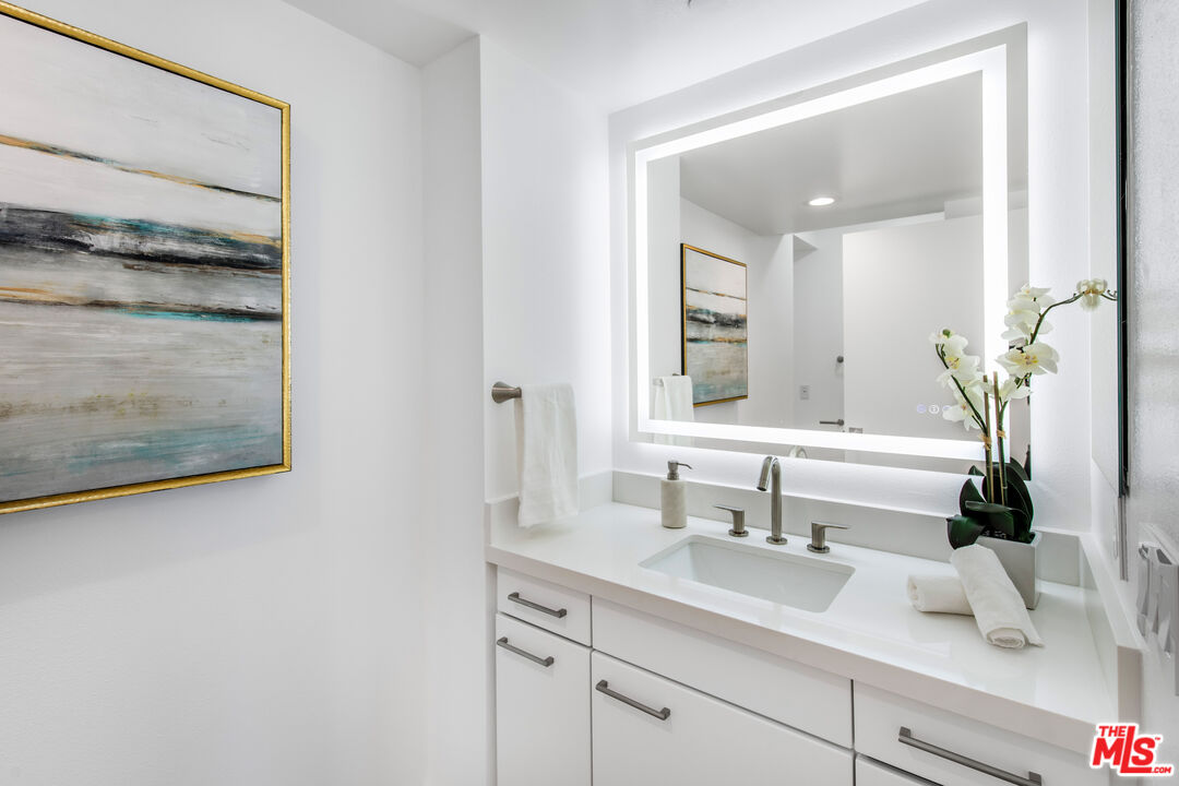 13600 Marina Pointe Dr Unit: 705