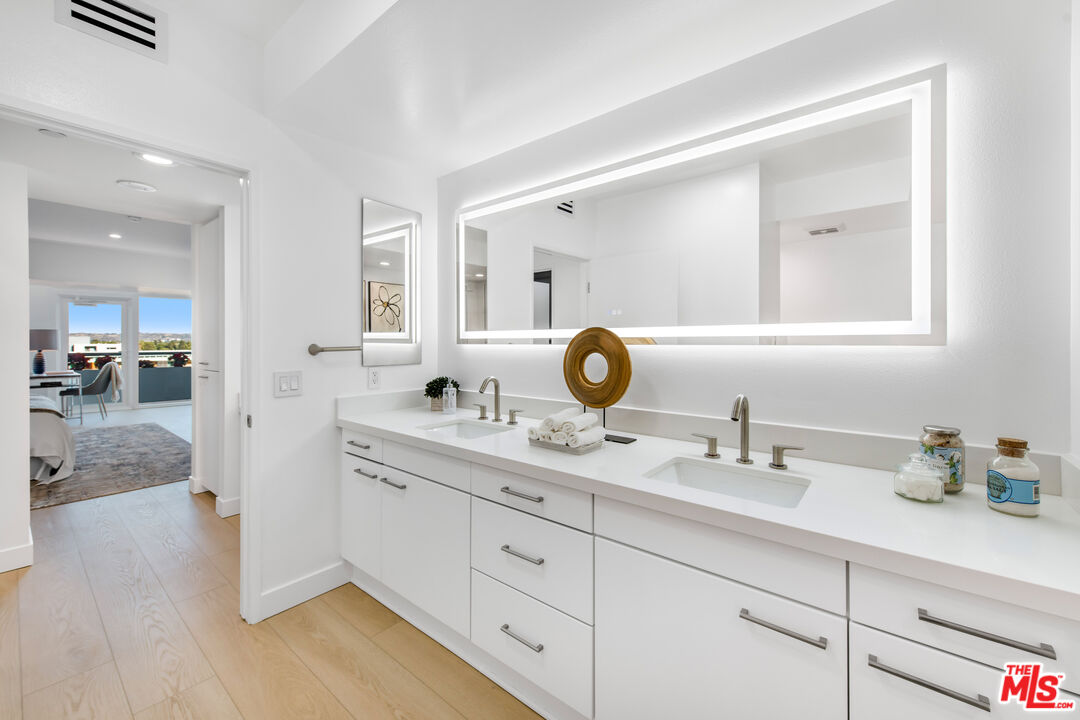 13600 Marina Pointe Dr Unit: 705