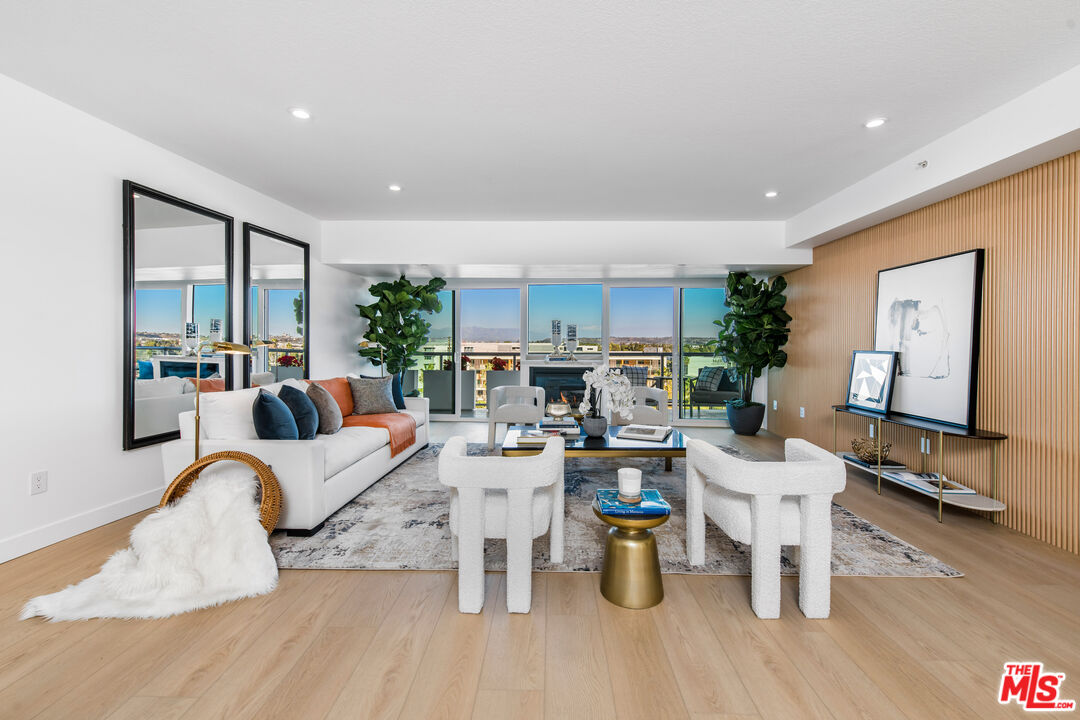 13600 Marina Pointe Dr Unit: 705