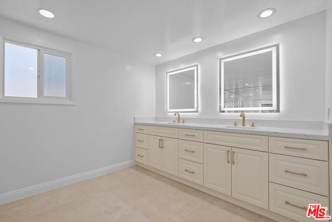 4159 Regal Oak Dr