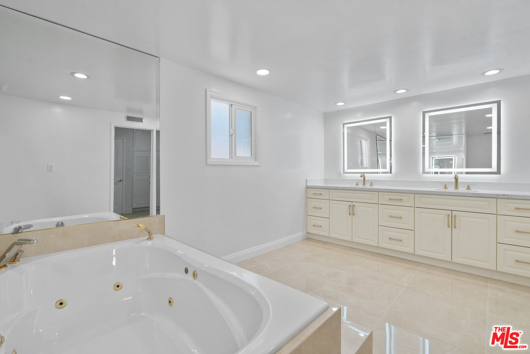 4159 Regal Oak Dr