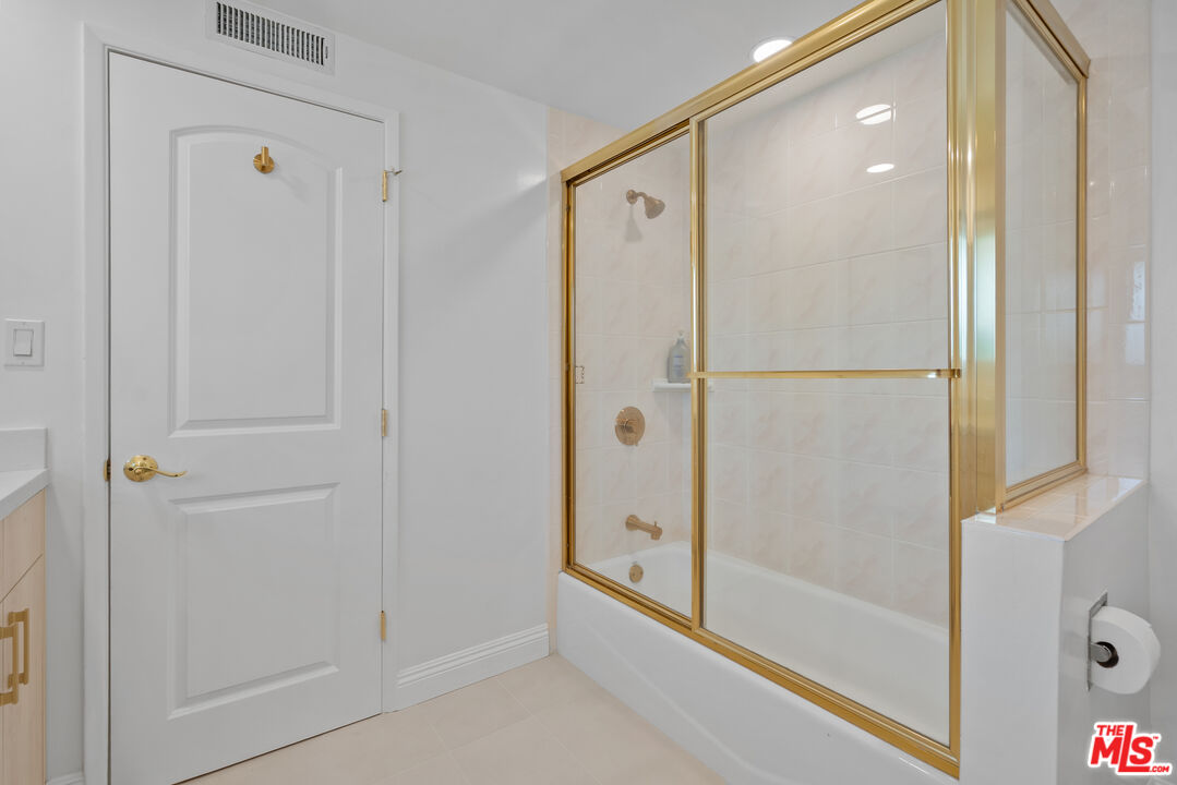 4159 Regal Oak Dr