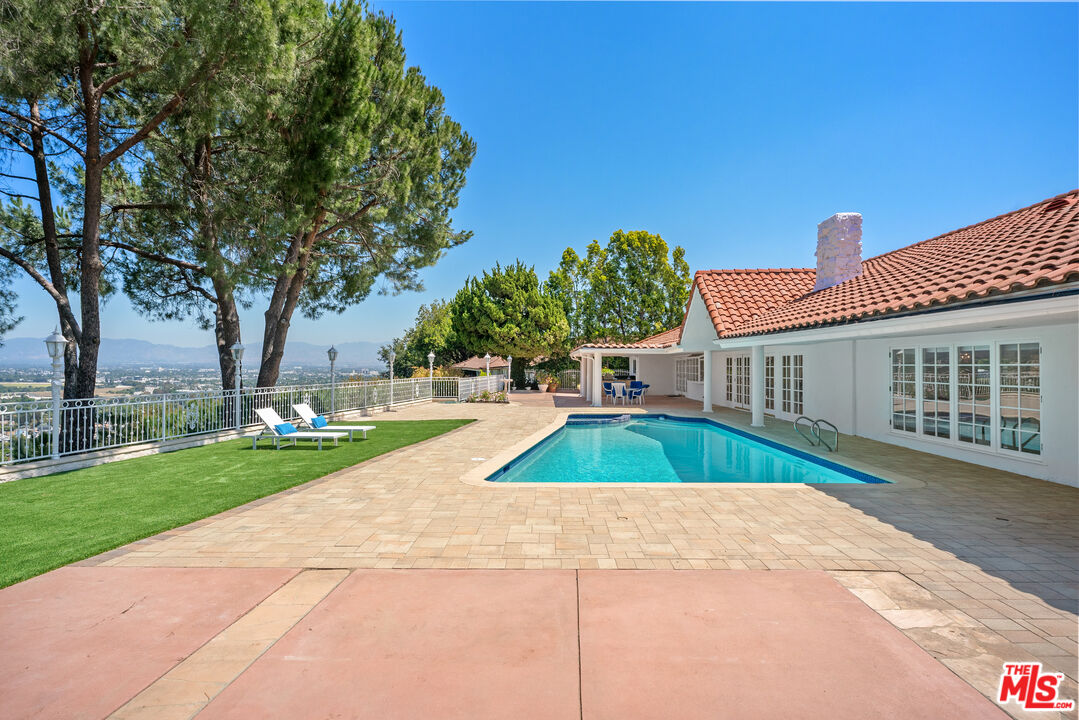 4159 Regal Oak Dr