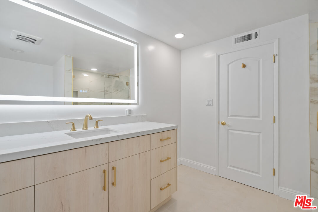 4159 Regal Oak Dr