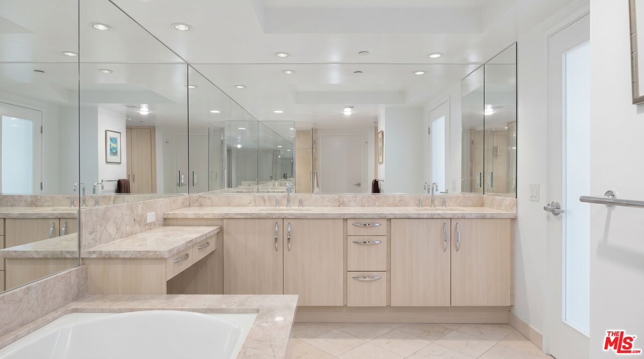 13650 Marina Pointe Dr Unit: 1207