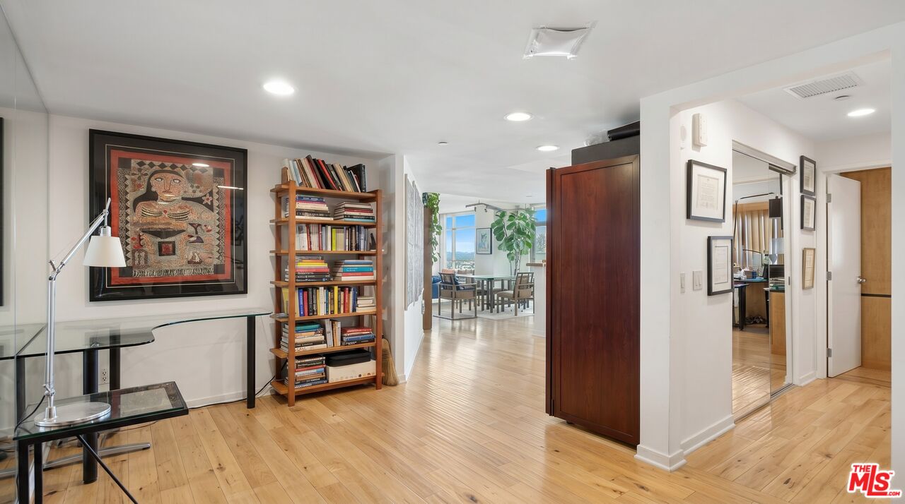 13650 Marina Pointe Dr Unit: 1207