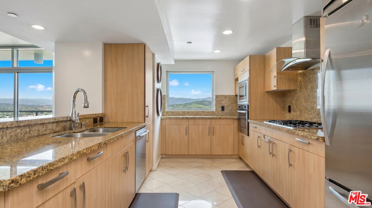 13650 Marina Pointe Dr Unit: 1207