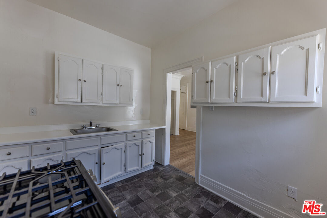 946 S Burlington Ave Unit: 212