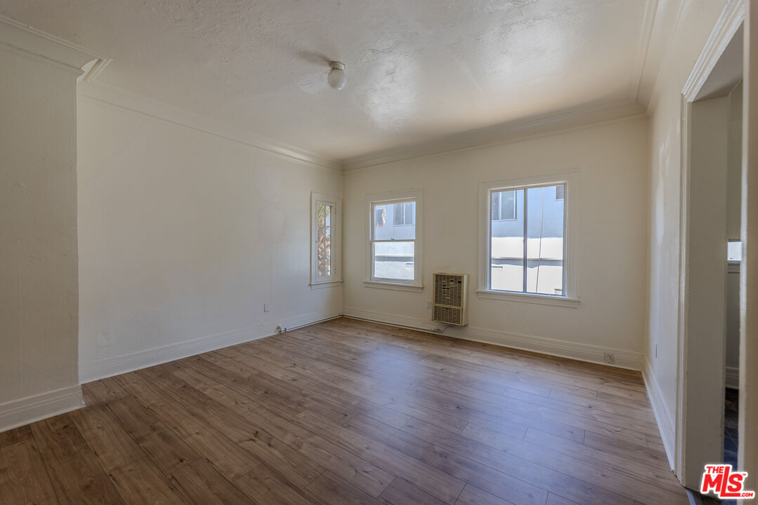 946 S Burlington Ave Unit: 212