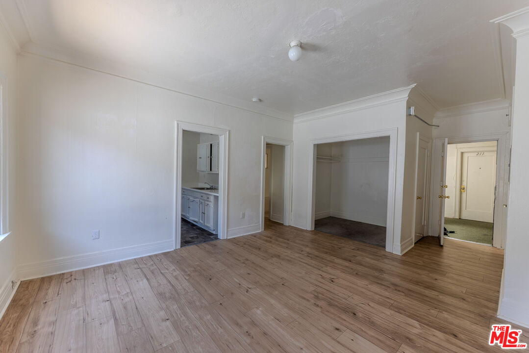 946 S Burlington Ave Unit: 212