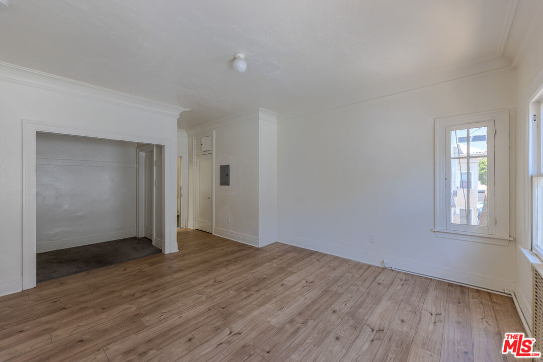 946 S Burlington Ave Unit: 212