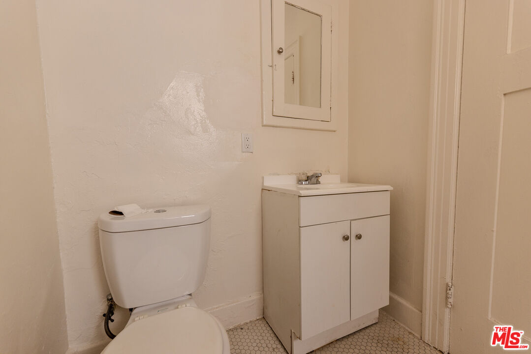 946 S Burlington Ave Unit: 212