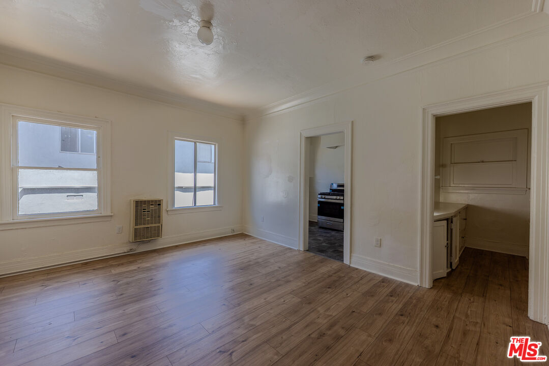 946 S Burlington Ave Unit: 212