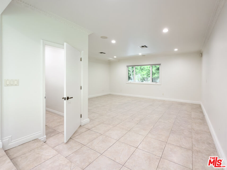 1094 Garden Ln