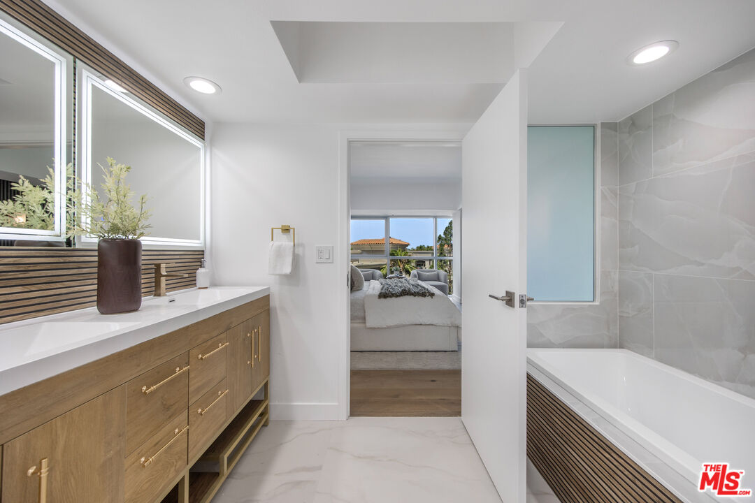 13700 Marina Pointe Dr Unit: 511