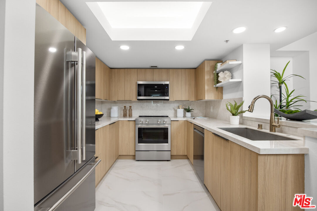 13700 Marina Pointe Dr Unit: 511