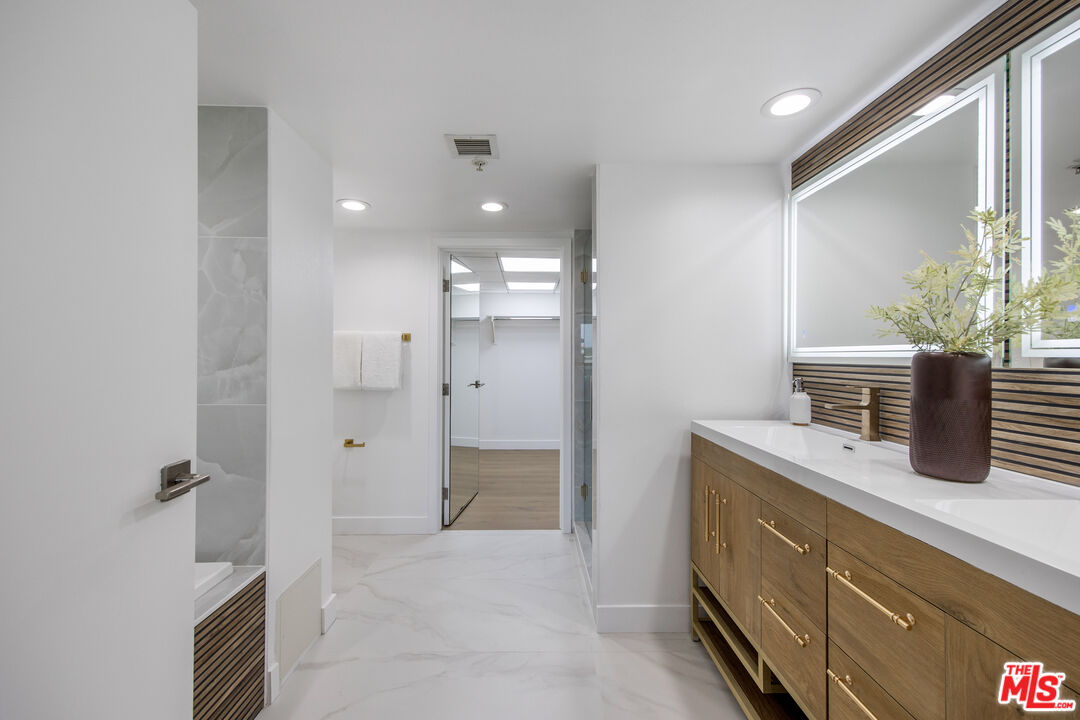 13700 Marina Pointe Dr Unit: 511
