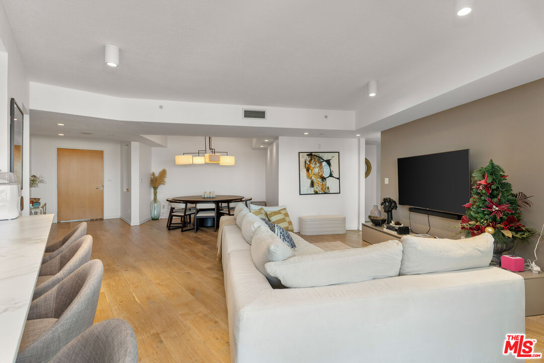 13600 Marina Pointe Dr Unit: 1906