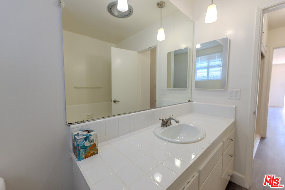 1930 S Robertson Blvd Unit: 7