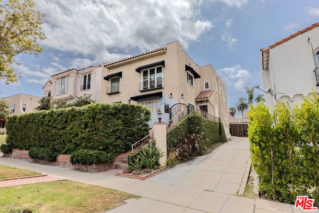 1067 S Sycamore Ave