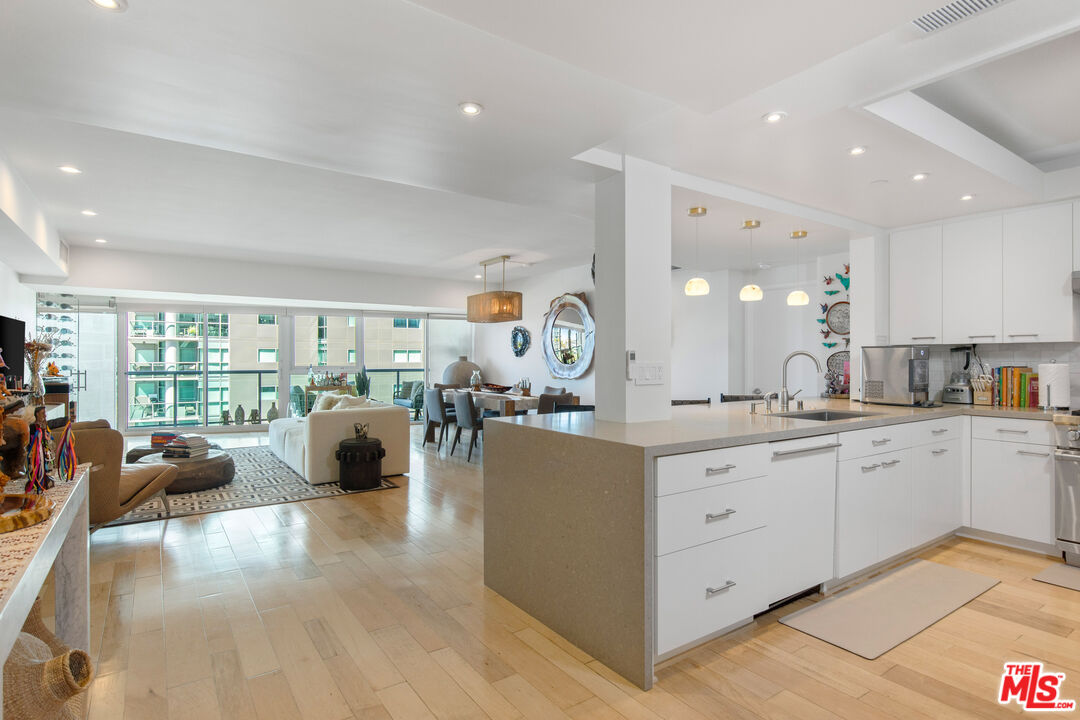13600 MARINA POINTE DR Unit: 812