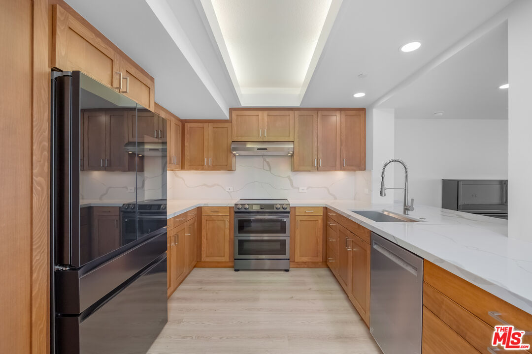 13600 Marina Pointe Dr Unit: 907